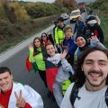 Studenti iz Novog Pazara drugi dan pešače za Novi Sad, policija nije htela da im obezbedi pratnju FOTO