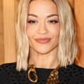Kontroverzna Albanka šeta ulicom kao od majke rođena: Rita Ora bez blama golotinjom ponovo šokirala javnost