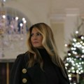 Melanija okitila Belu kuću, sva šljašti od ukrasa i lampi: Božićne jelke na svakom koraku, prva dama objavila snimak kao iz…