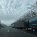 Situacija na Batrovcima: Kamioni 500 metara od granice, kolon iz minuta u minut sve duža (foto)