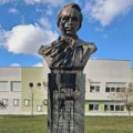 (FOTO) Oskrnavljen spomenik ukrajinskom pesniku Tarasu Ševčenku u Novom Sadu