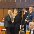 Obračun u Skupštini Novog Sada: SNS odbornik nasrnuo na Pogačara (VIDEO)