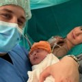 Porodila se pevačica u 41. godini: Dobila drugu dete, muž je uslikao odmah posle porođaja u sali
