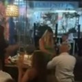 (Video) Svi su gledali u njih, a onda je restoran eksplodirao od aplauza! Filmska prosidba u omiljenom srpskom letovalištu…