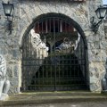 Ogromna kamena ograda i gipsani lavovi: Ovo je porodična kuća Dragana Stankovića, sazidao dvorac u Grockoj, tu razvio i biznis…