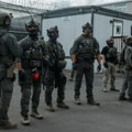 Migranti držani u skučenim metalnim kavezima
