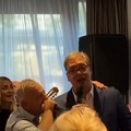 Vučić se pred sutrašnju ostavku oprostio od kabineta uz pesmu „A sad, adio“