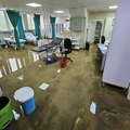 Bolnica pod vodom, ali borba još traje: Kurir u poplavljenom suterenu u Loznici, u toku veliko spremanje u Urgentnom centru…
