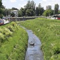 Korito Lepenice neočišćeno, nadležni kažu – trava se kosi u skladu sa planom