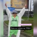 (Video) Kapa i naočare joj prekrili rane na licu: Ana Nikolić pobegla iz Beograda nakon skandala, igra i peva na ulici: "Oca…