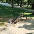 Oštećen mobilijar u Gradskom parku