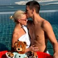Новакова снајка слави рођендан на на крову лукс хотела у Дубаију Ђорђе жени приредио изненађење за памћење: Напунио…