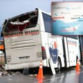 Jezivi snimak prevrtanja autobusa u turskoj Vozilo velikom brzinom palo u jarak, ima mrtvih (foto/video)