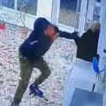 "Ako vidite ovog čoveka, obavestite: Policiju!" Jeziv snimak iz zgrade u Beogradu: Manijak otima ženi stvari, ona pokušava…