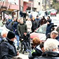 Kosovska Mitrovica: Osobe sa invaliditetom takođe u redovima za isplatu, svi građani mogu da podignu po 10.000 dinara