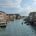 Pronalaze pegle, radijatore, ličnu kartu: Gondolijeri u Veneciji postali ronioci i čiste smeće