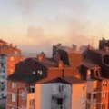 Gori stan Na Bežanijskoj kosi! Dim kulja iz krova zgrade, vatrogasci na licu mesta (foto)