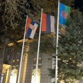 BRAVO! Romska zastava na jarbolu ispred Gradske kuće u Nišu, most na Nišavi takođe u bojama romske zastave