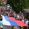 Uprkos zabrani albanskog gradonačelnika: Veliki broj vernika nosio srpske zastave u Leposaviću zbog slave: Dugačka trobojka…