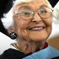 Završila srednju školu u desetoj deceniji Baka dobila diplomu u 93. godini!