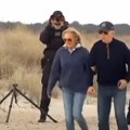 Bajden posrnuo nekoliko puta dok je šetao sa prvom damom Džil plažom u Delaveru (video)