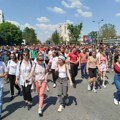 Pola godine od pada nadstrešnice: Otkrivena spomen-ploča, građani odali počast šetnjom do mosta (FOTO, VIDEO)
