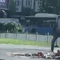Nečuveno! Muškarac mokrio na sveće i cveće koje su građani ostavili u znak poštovanja prema žrtvama pada nadstrešnice u…