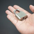 Znate li čemu služi mala rupa na katancu? Ovo vam ne bi palo na pamet