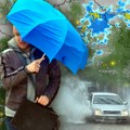 Grmi i pljušti u Beogradu: Dan se u trenu pretvorio u noć: Građani, bežite sa ulica (video)