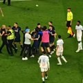 VIDEO Scena o kojoj bruji Evropa: Dembele uzimao „Zlatnu loptu“, a njegovi saigrači se tukli na terenu
