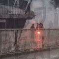 Tuča huligana ispred JNA: Baklje lete na sve strane, jedva se šta vidi od gustog dima!