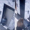 Dete (2) upalo u okno lifta: Kamere zabeležile zastrašujući trenutak, pogledajte snimak (Video)