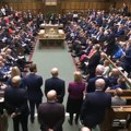 Seksi zvuci odjeknuli tokom sednice parlamenta Tajno postavljen telefon izazvao haos u Donjem domu uhapšena dvojica