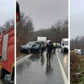Jezive scene na Ibarskoj: Smrskan automobil kod restorana „Radičević“, dvoje mrtvih, povređeno dete i žena
