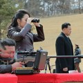 Kim Džong Un poklonio najnovije snajpere vrhu partije i ćerki Džu Ae
