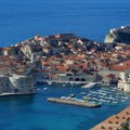 (Video) Smeće iz susedne zemlje zatrpalo Dubrovnik: Građani i turisti zabrinuti zbog zagađenja, etikete otkrivaju odakle je…