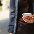 Žena s Balkana se onesvestila tokom TikTok lajva, muškarac je našao i napao: Gledaoci u panici zvali policiju