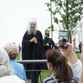 Patrijarh Porfirije obišao vernike koji čekaju u redu ispred Hrama Svetog Save