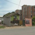Kuća u obruču novogradnje: Ranđelovići iz Telepa kažu da gube mir i privatnost, investitor i odbornik odgovorio na njihove…