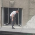 Napeta scena u Kosovskoj Čovek izašao kroz prozor na trećem spratu (video)