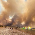 Vatra i dalje van kontrole na Rodosu – oštećene kuće i hoteli, evakuisano više od 30.000 ljudi