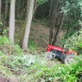 Poginuo traktorista u selu kod Gornjeg Milanovca: Traktor se prevrnuo u šumi