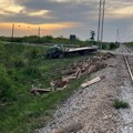 Kamion naleteo na teretni voz između Sremske Mitrovice i Martinaca – povređene tri osobe