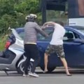 Jeziva tuča nasred puta Motorista izvukao vozača iz auta, pa krenuo da ga udara (video)