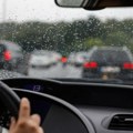 Vozači, pažnja: Vlažni putevi i magla otežavaju saobraćaj, teretnjaci na Šidu čekaju 10 sati