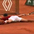 Kao supermen - Novak poleteo na rolan garosu: Povređen uradio nemoguće, ovo će se pamtiti zauvek! (video)