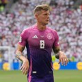 Pomama za ružičasto-ljubičastim dresom nemačke fudbalske reprezentacije