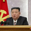 Severnokorejci po prvi put viđeni da nose bedževe sa likom Kim Džong Una