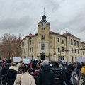 Studenti u dve kolone, razvili transparent „Krvave ruke“ na Mostu mladosti