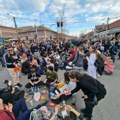 Beogradski studenti prespavali na igralištu u Inđiji, nastavljaju ka Novom Sadu